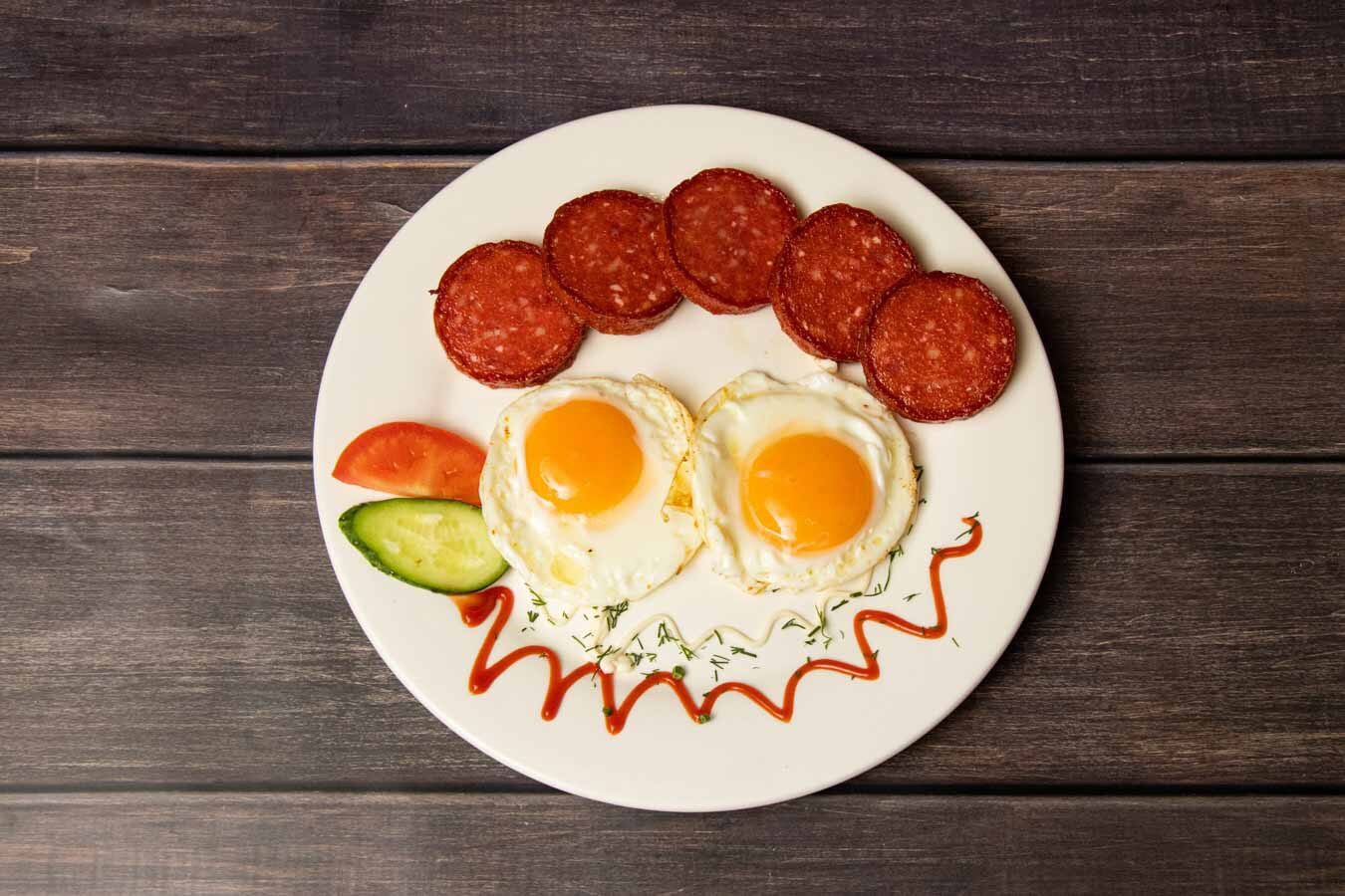 Яйца с колбасой салями