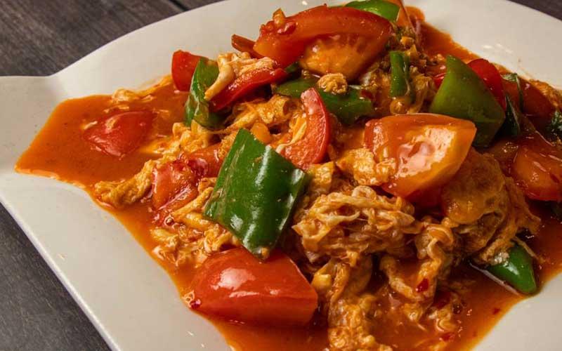 Жареные помидоры с яйцом