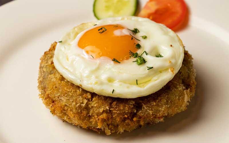 Бифштекс с яйцом и гарниром